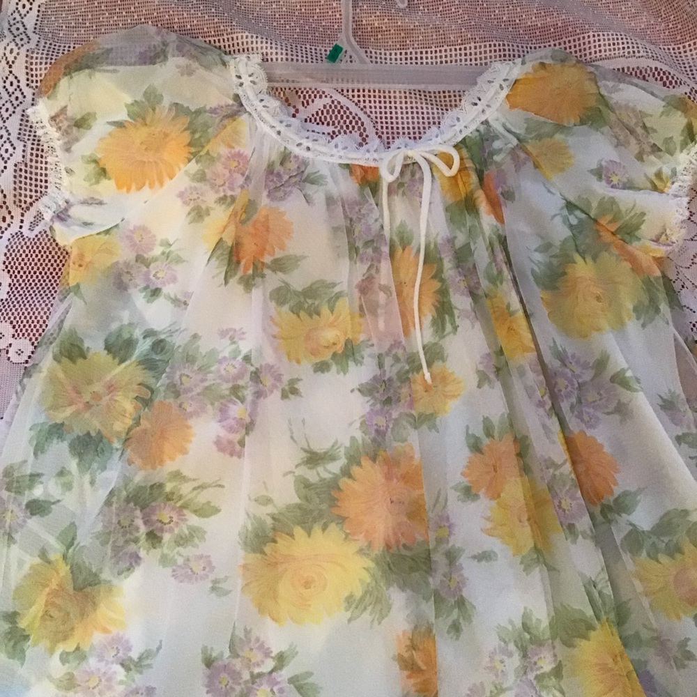 Vintage yellow floral double-layer nightgown, Creation Louis Jean Model, size S.
